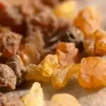 Myrrhenharz (Commiphora myrrha), goldbraune Harzstücke.