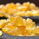 Gelbes Weihrauchharz in groben Körnern.