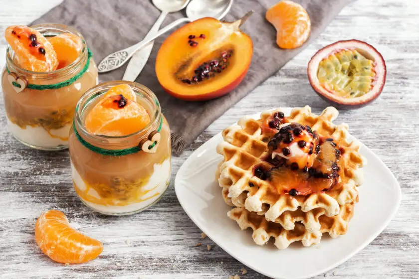 Waffeln mit Tamarillo und Passionsfrucht sowie Dessert im Glas.