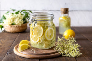 Selbstgemachte Holunderblütenlimonade mit Zitronen und frischen Holunderblüten.