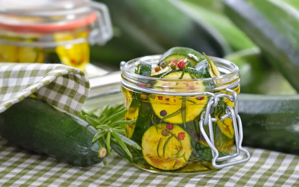 Zucchinischeiben in Öl eingelegt im Glas zum Zucchini haltbar machen.