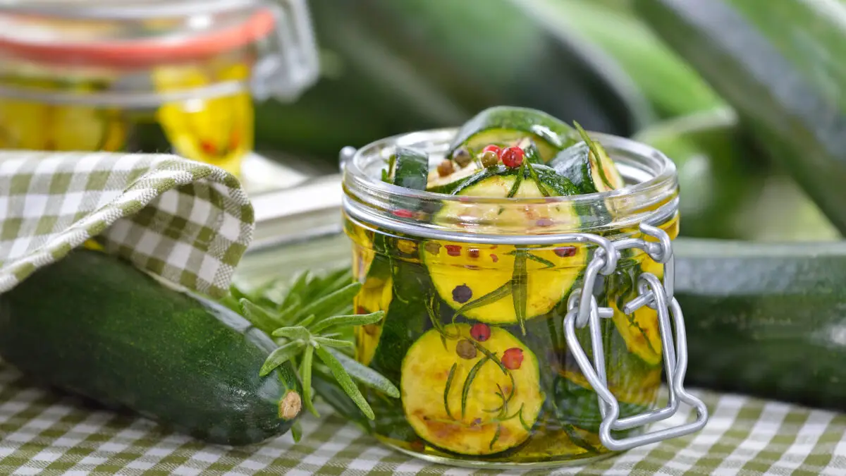 Zucchinischeiben in Öl eingelegt im Glas zum Zucchini haltbar machen.