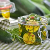 Zucchinischeiben in Öl eingelegt im Glas zum Zucchini haltbar machen.