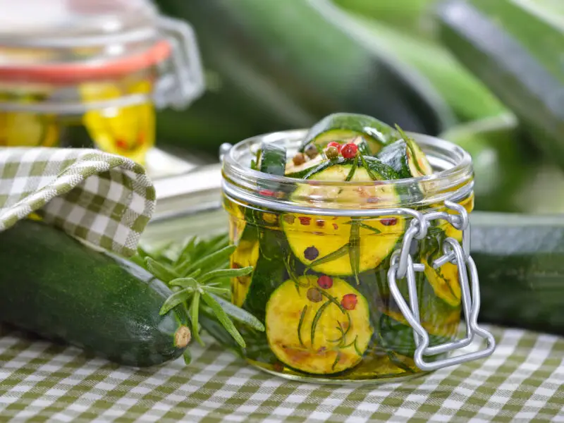 Zucchinischeiben in Öl eingelegt im Glas zum Zucchini haltbar machen.